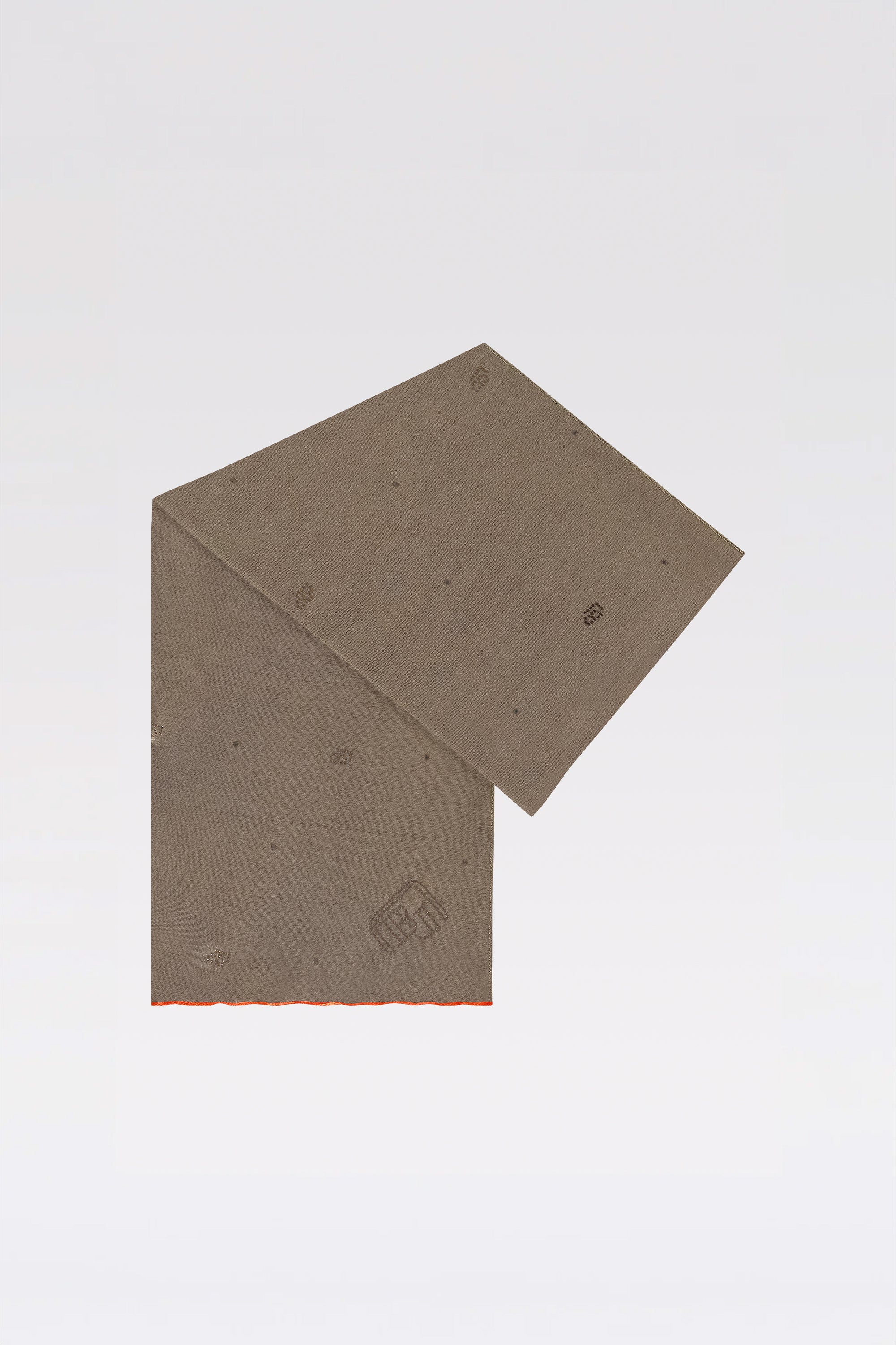 BYLIMA_INITIAL_SCARF_LIGHT_BROWN_DETAIL.jpg